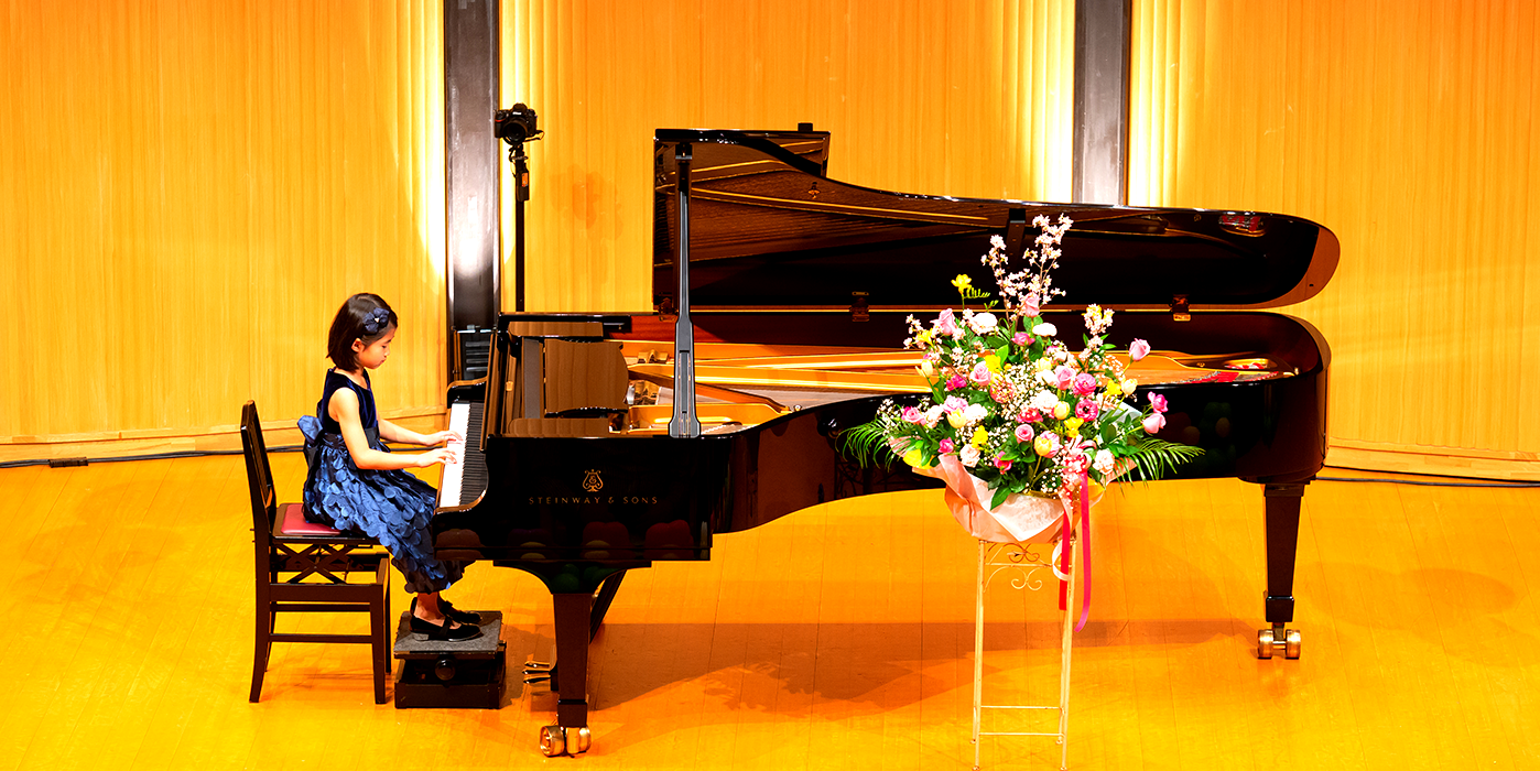 ピアノを弾く女の子