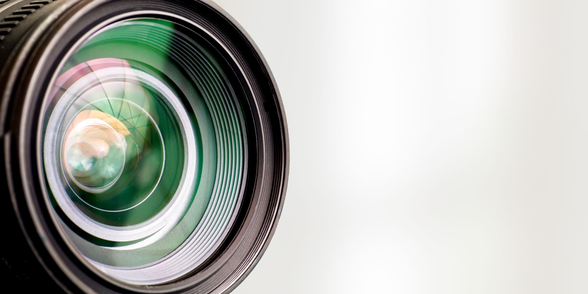 対象物に向くカメラのレンズ