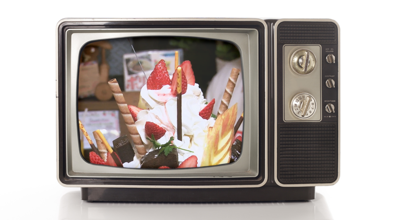 デザートが映るテレビ
